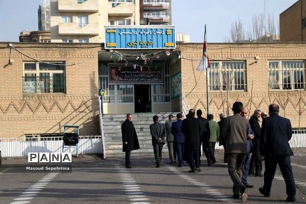 زنگ انقلاب در دبستان خدیجه کبری تبریز