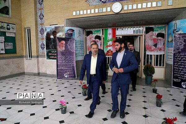 آیین گشایش نمایشگاه‌های دانش‌آموزی مدرسه انقلاب