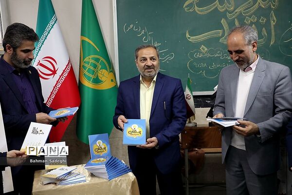 آیین گشایش نمایشگاه‌های دانش‌آموزی مدرسه انقلاب