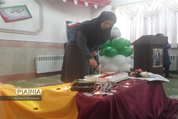 برگزاری مراسم چهلمین سالگرد انقلاب اسلامی دردبیرستان فخرالزمان قریب