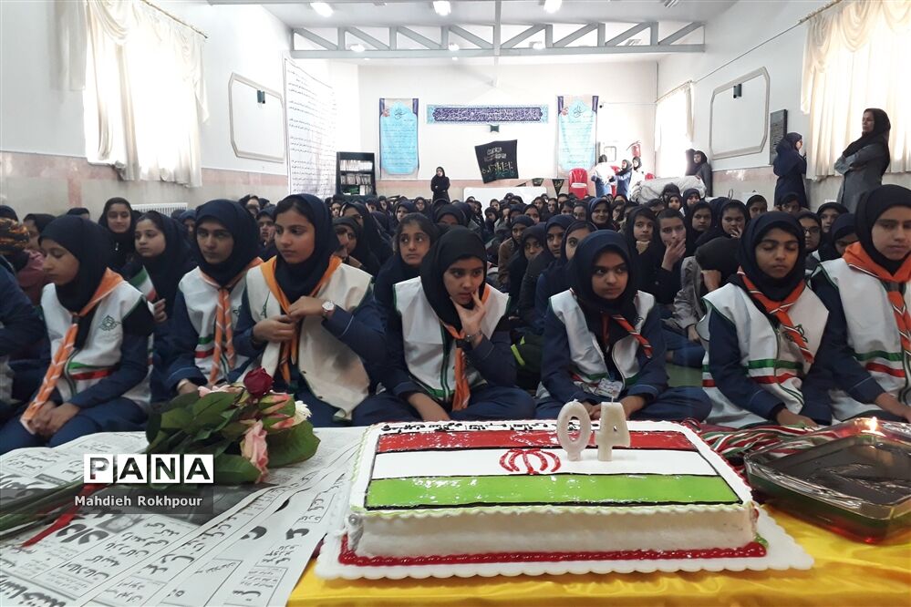 برگزاری مراسم چهلمین سالگرد انقلاب اسلامی دردبیرستان فخرالزمان قریب