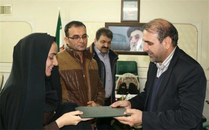 تجلیل مدیر کل آموزش و پرورش لرستان از معلم فداکار الیگودرزی