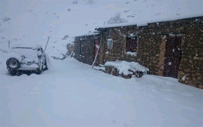 بارش برف راه ۲۷۰ روستای آذربایجان غربی را مسدود کرد