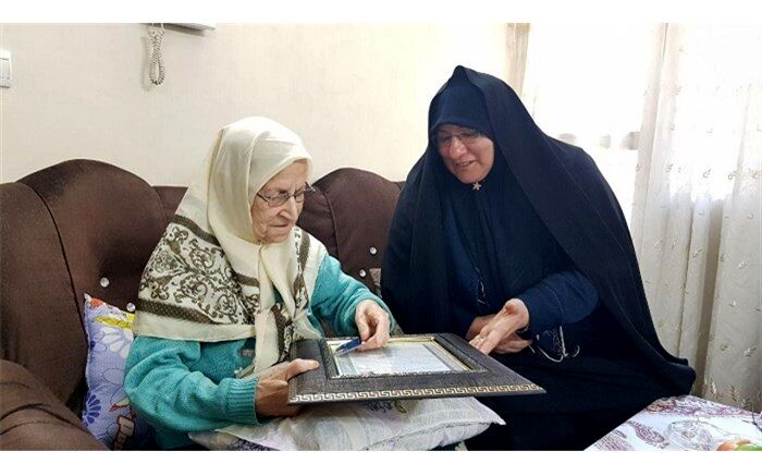 دیدار رئیس اداره امور شاهد و ایثارگران اداره کل آموزش و پرورش از خانواده دانش آموز شهید محمد رضا دولت آبادی