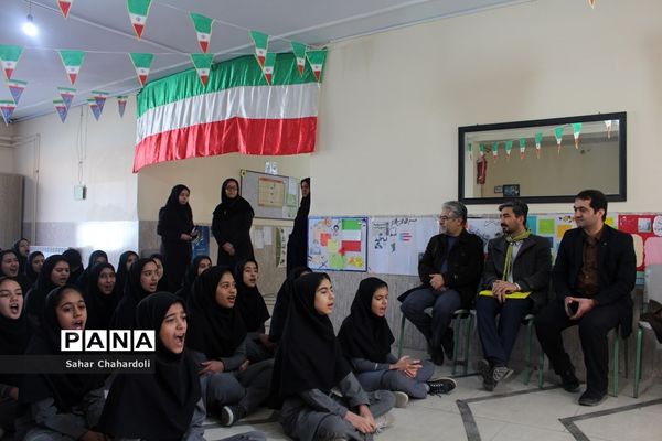 تمرین سرود 1357 نفری در مدارس استان همدان