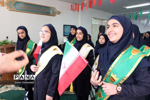 تمرین سرود 1357 نفری در مدارس استان همدان