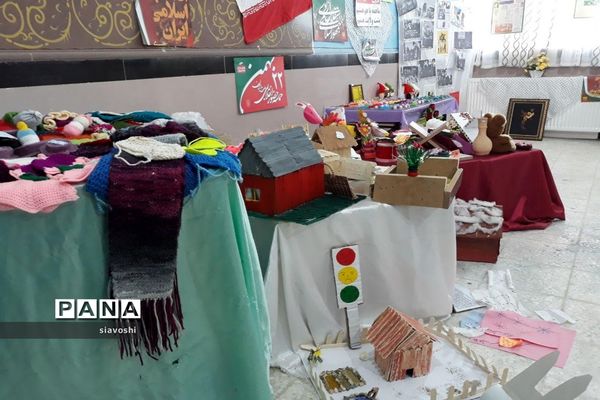 برپایی نمایشگاه از فاطمه(س) تا فجر در آموزشگاه خاص قرآنی مائده