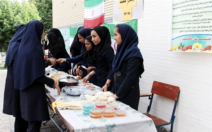 برپایی جشنواره غذا به مناسبت دهه فجر در آموزشگاه حکمت رودان