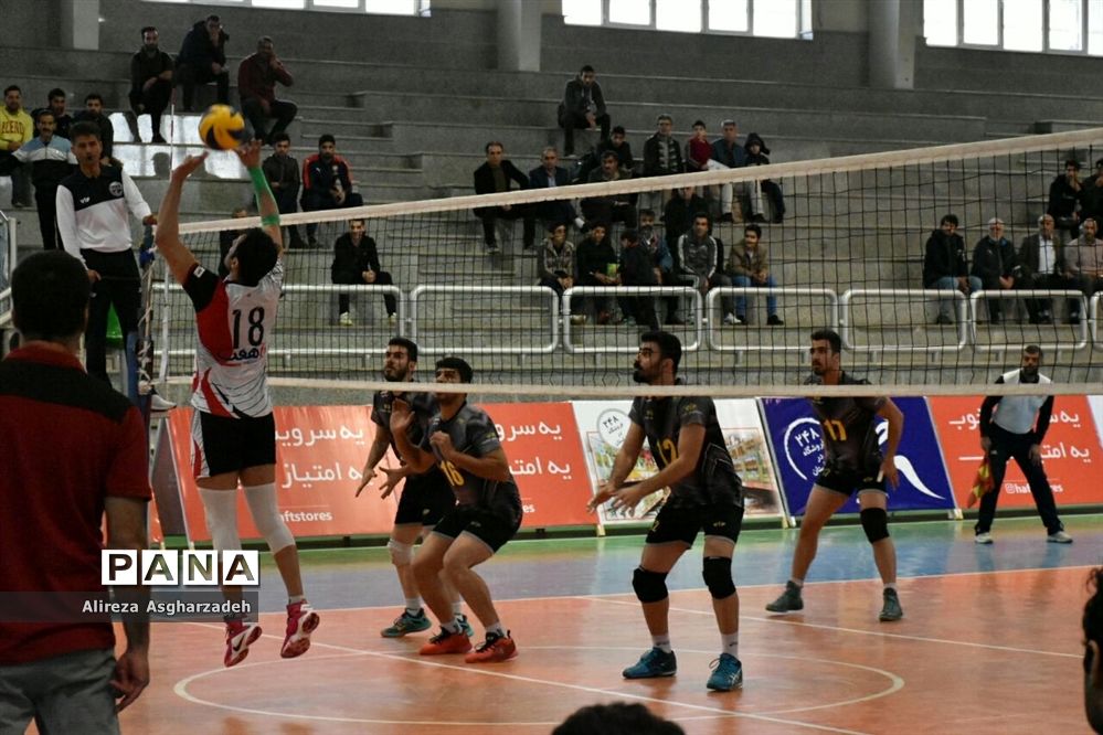 دیدار تیم‌های والیبال توپکا بابلسر و ملوان بندر انزلی