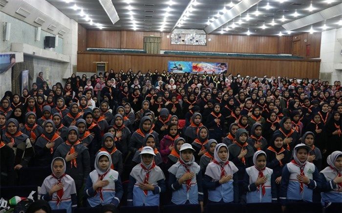 پیشتازان ، یاوران انقلاب و رهروان ولایت هستند