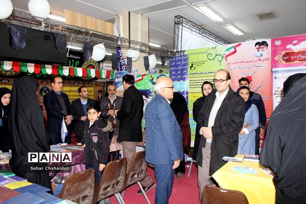 بازدید استاندار و مدیرکل آموزش و پرورش همدان از نمایشگاه دستاوردهای انقلاب