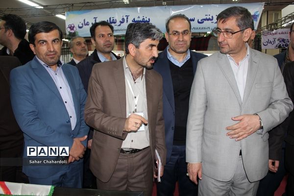 بازدید استاندار و مدیرکل آموزش و پرورش همدان از نمایشگاه دستاوردهای انقلاب