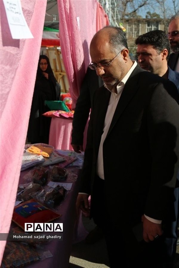 بازدید از نمایشگاه دست‌آورد‌های دانش‌آموزان منطقه 12 آموزش و پرورش شهر تهران