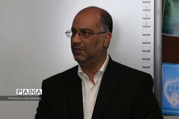 بازدید معاون پرورشی و فرهنگی اداره کل آموزش و پرورش شهر تهران ازدانش آموزان مدرسه انقلاب