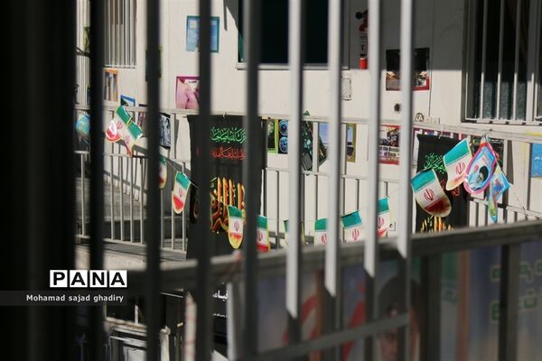بازدید معاون پرورشی و فرهنگی اداره کل آموزش و پرورش شهر تهران ازدانش آموزان مدرسه انقلاب