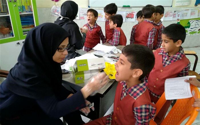اجرای طرح وارنیش فلوراید دانش آموزان دبستان علامه حلی 1 دوره اول