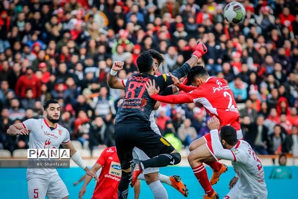 دیدار تیم‌های فوتبال پرسپولیس و پدیده