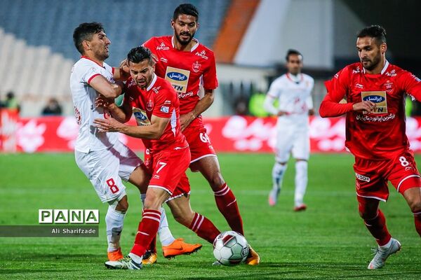 دیدار تیم‌های فوتبال پرسپولیس و پدیده