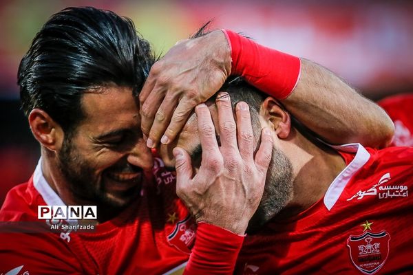 دیدار تیم‌های فوتبال پرسپولیس و پدیده