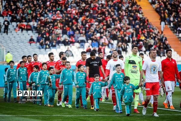 دیدار تیم‌های فوتبال پرسپولیس و پدیده