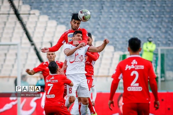 دیدار تیم‌های فوتبال پرسپولیس و پدیده