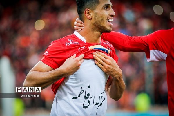 دیدار تیم‌های فوتبال پرسپولیس و پدیده