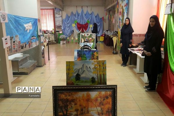 برگزاری نمایشگاه نقاشی در دبیرستان فروغ به‌مناسبت دهه فجر