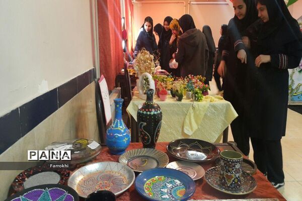برگزاری نمایشگاه نقاشی در دبیرستان فروغ به‌مناسبت دهه فجر