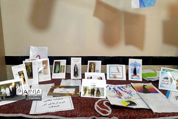 برگزاری نمایشگاه نقاشی در دبیرستان فروغ به‌مناسبت دهه فجر