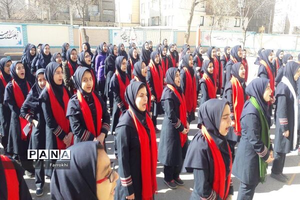 برگزاری نمایشگاه نقاشی در دبیرستان فروغ به‌مناسبت دهه فجر