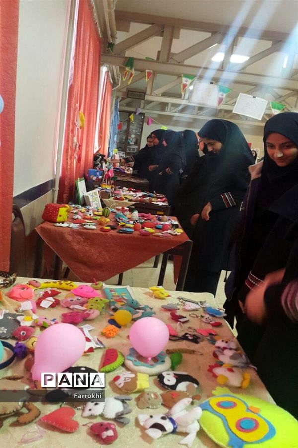 برگزاری نمایشگاه نقاشی در دبیرستان فروغ به‌مناسبت دهه فجر