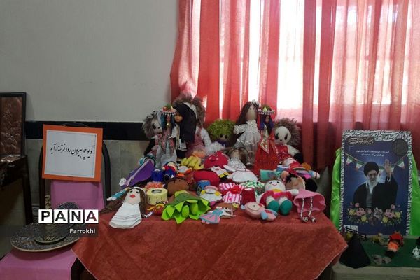 برگزاری نمایشگاه نقاشی در دبیرستان فروغ به‌مناسبت دهه فجر