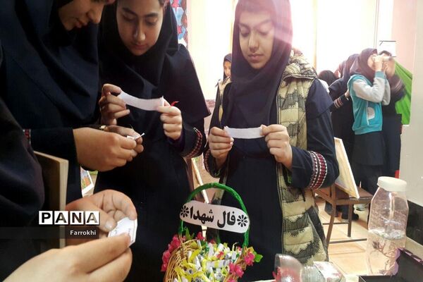 برگزاری نمایشگاه نقاشی در دبیرستان فروغ به‌مناسبت دهه فجر