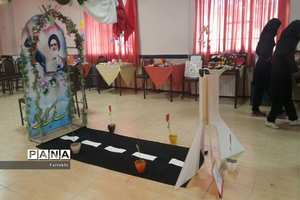 برگزاری نمایشگاه نقاشی در دبیرستان فروغ به‌مناسبت دهه فجر