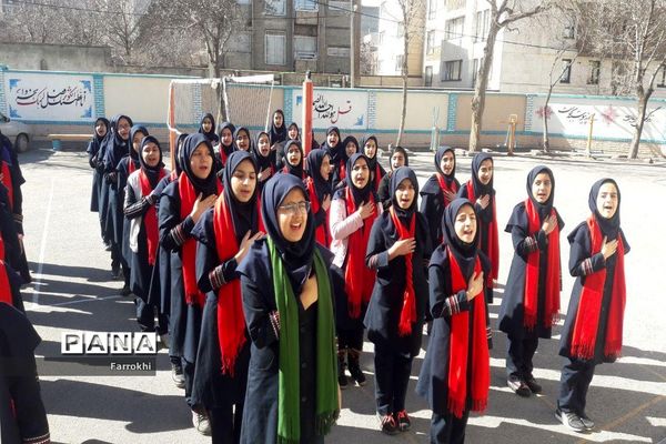 برگزاری نمایشگاه نقاشی در دبیرستان فروغ به‌مناسبت دهه فجر