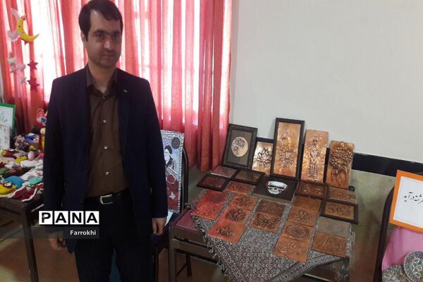 برگزاری نمایشگاه نقاشی در دبیرستان فروغ به‌مناسبت دهه فجر