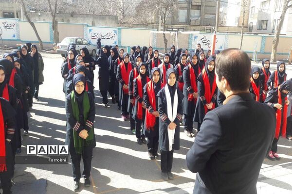 برگزاری نمایشگاه نقاشی در دبیرستان فروغ به‌مناسبت دهه فجر