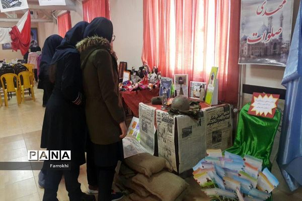 برگزاری نمایشگاه نقاشی در دبیرستان فروغ به‌مناسبت دهه فجر