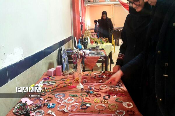 برگزاری نمایشگاه نقاشی در دبیرستان فروغ به‌مناسبت دهه فجر