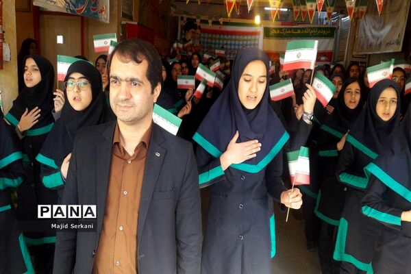 بازدید رئیس سازمان دانش‌آموزی استان همدان از تمرین سرود 1357 نفری در مدارس
