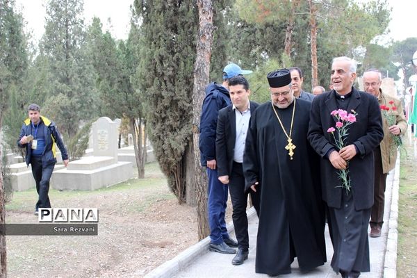 مراسم عطرافشانی و گلباران مزارشهدای ادیان توحیدی