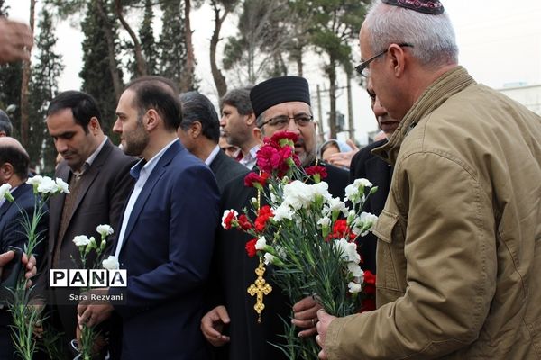 مراسم عطرافشانی و گلباران مزارشهدای ادیان توحیدی