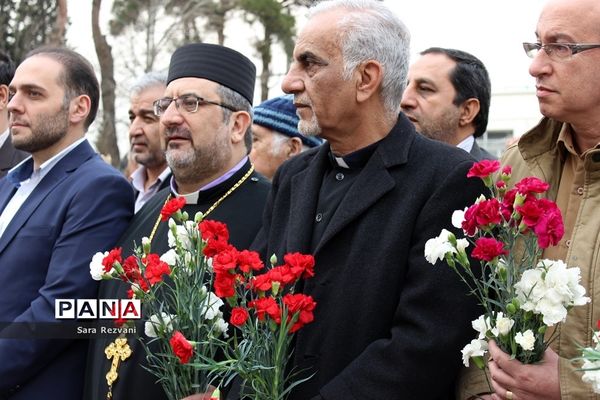 مراسم عطرافشانی و گلباران مزارشهدای ادیان توحیدی