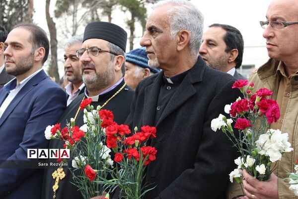مراسم عطرافشانی و گلباران مزارشهدای ادیان توحیدی