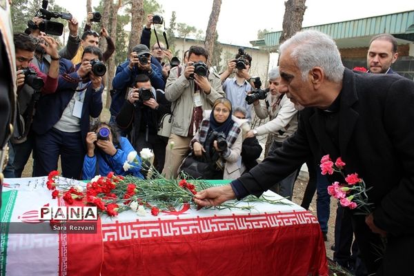 مراسم عطرافشانی و گلباران مزارشهدای ادیان توحیدی