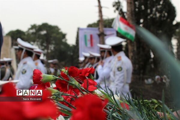 مراسم عطرافشانی و گلباران مزارشهدای ادیان توحیدی