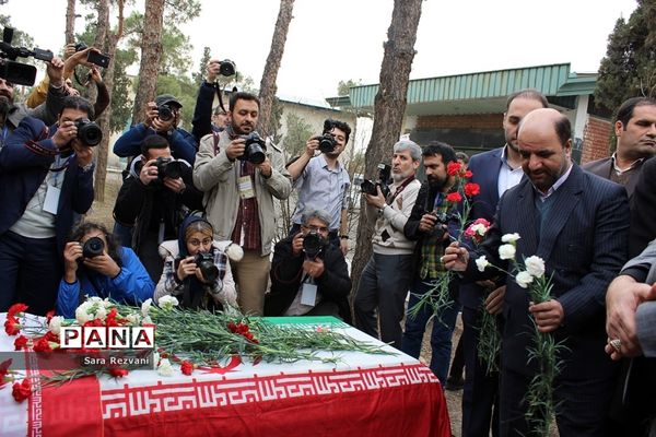 مراسم عطرافشانی و گلباران مزارشهدای ادیان توحیدی