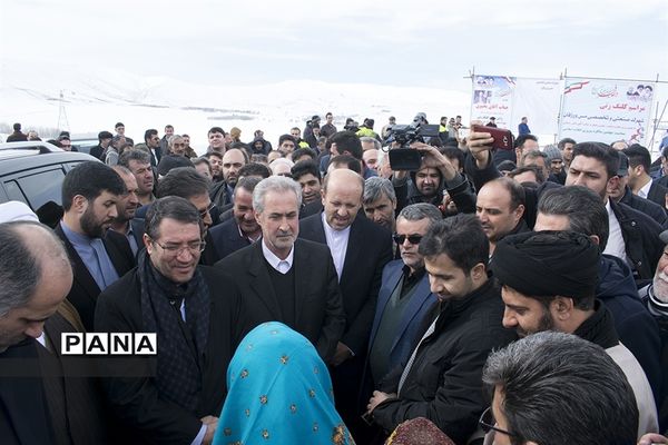 افتتاح و کلنگ‌زنی چند پروژه عمرانی توسط وزیر صنعت معدن و تجارت در ورزقان