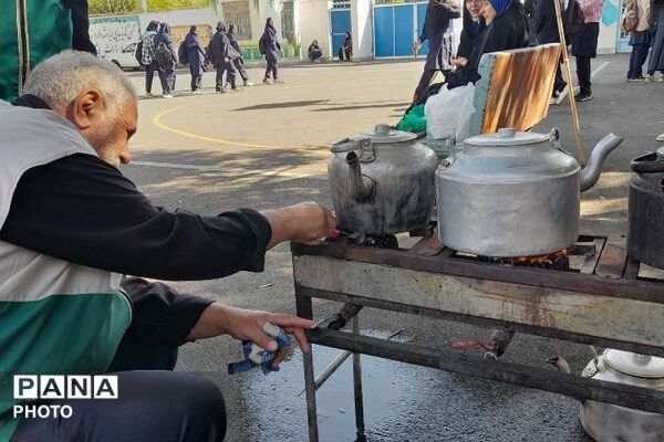 تجلی فرهنگ رضوی در دبیرستان طلوع‌فجر ملارد با برپایی موکب چایخانه حضرت الرضا(ع)