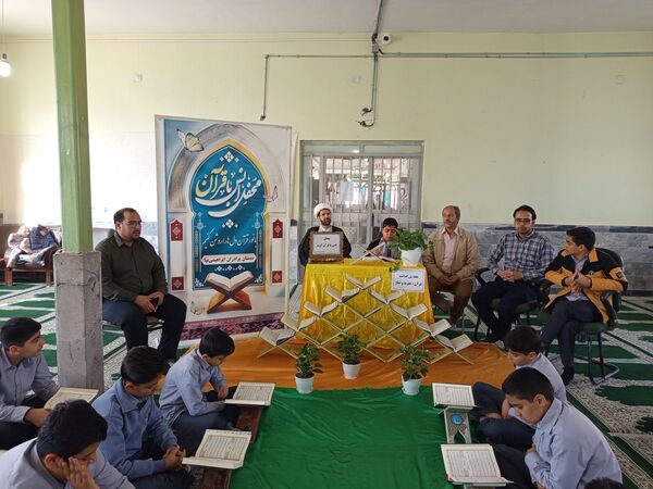 محفل انس با قرآن کریم در مدرسه برادران ابراهیمی‌نیا